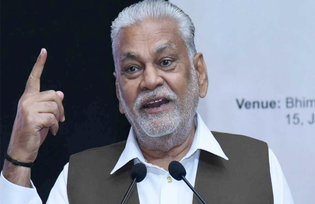 Chilika Lake: A boat stuck in the lake.. Union Minister missed an accident..!